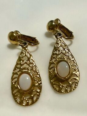 Gold Tone Opal Cabochon Clip On Earrings Teardrop Filigree